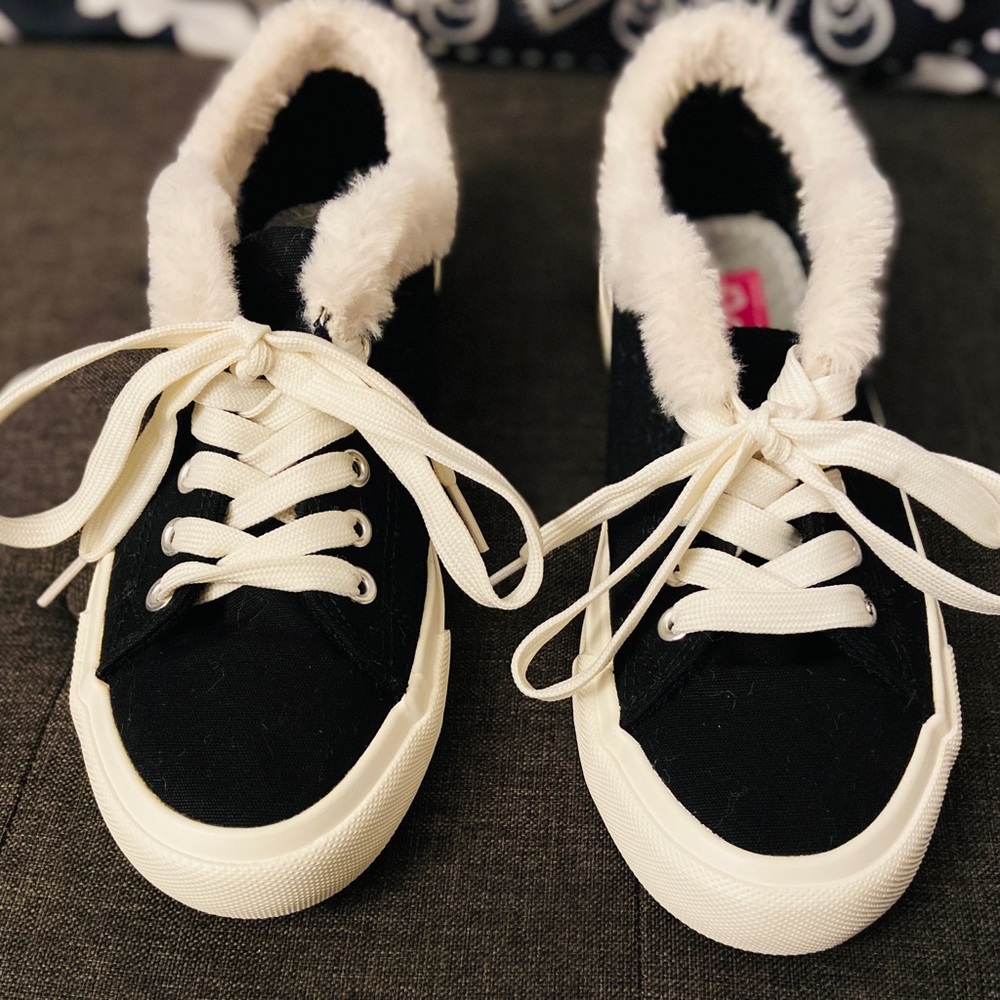 Pop Zephyr Black Faux Fur Trim Sneaker, Size 8